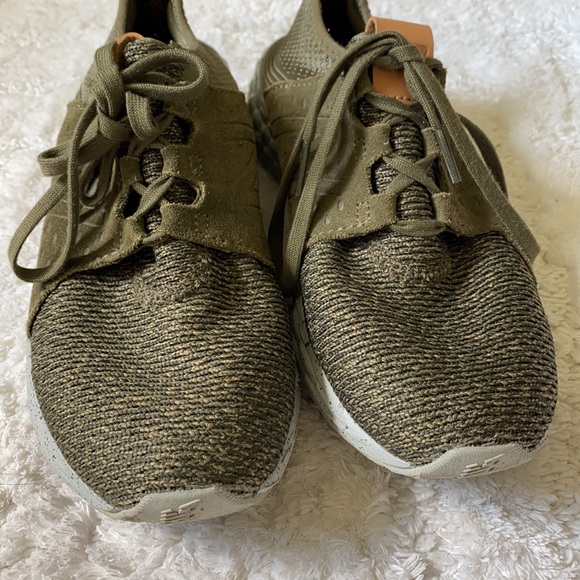 New Balance tennis shoes. - Picture 3 of 6